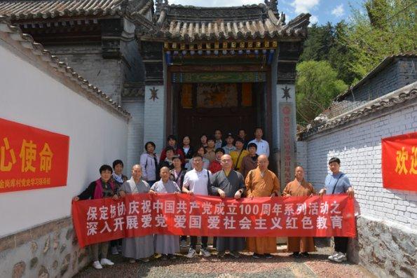 亚当玩高尔夫